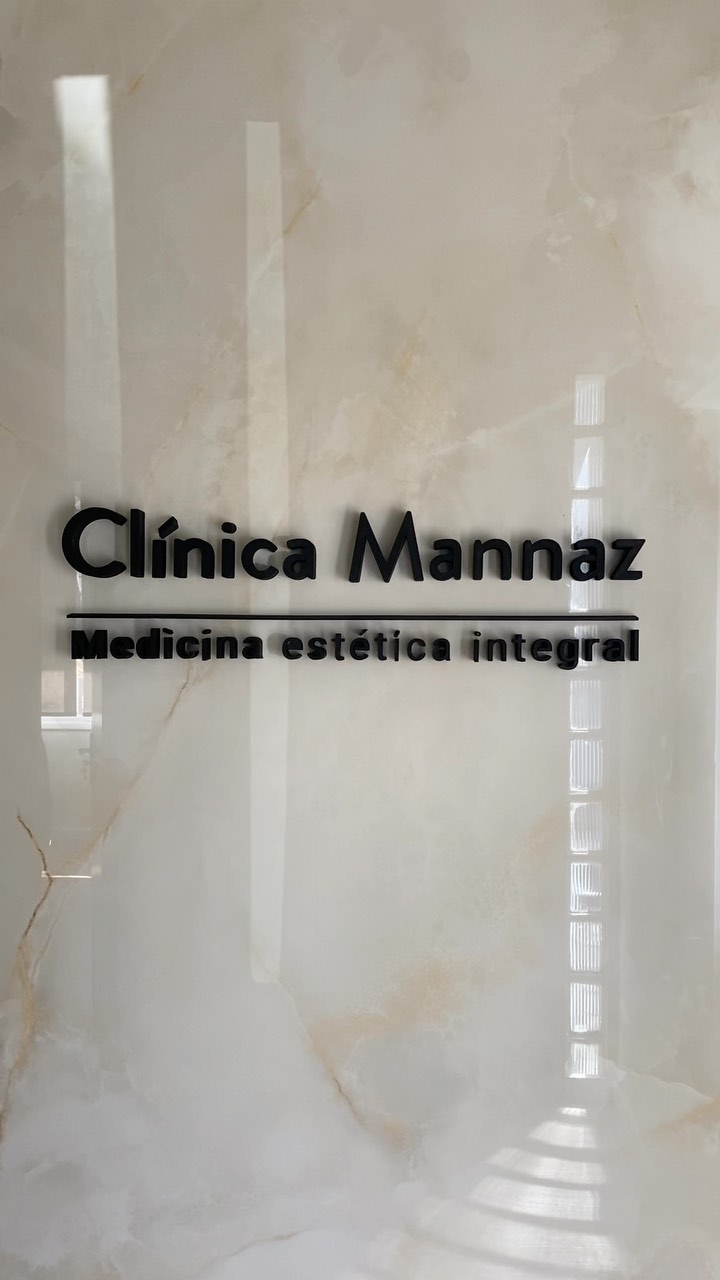 Cartel de Clínica Mannaz en la pared de mármol de la clínica